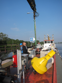 Ausbringen eine Boye zwecks Exposition eines Hydrophons